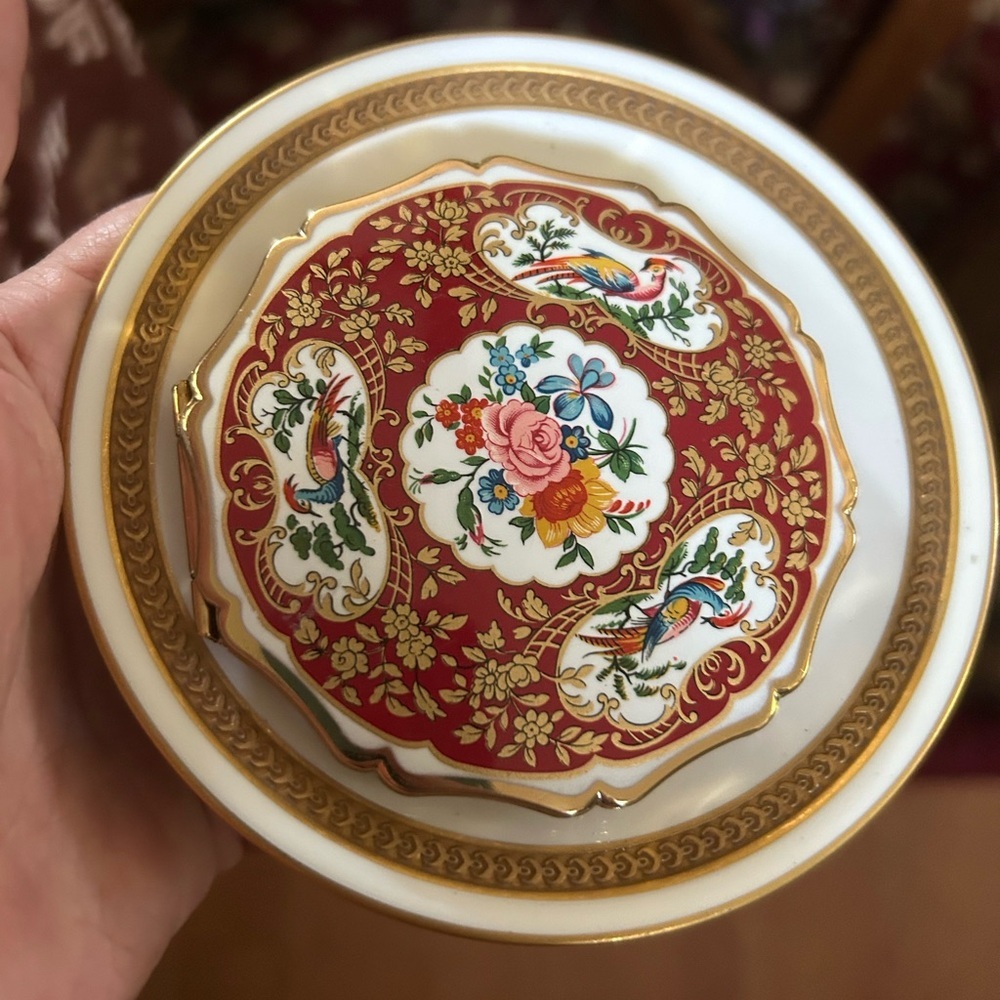 Vintage STRATTON Enameled Powder Compact